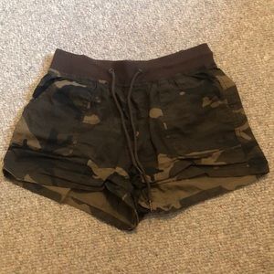 Harlow camo shorts